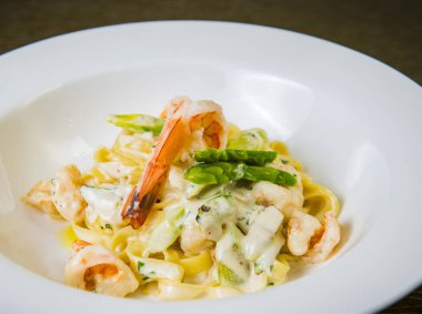 Makarna karides ve kuşkonmaz ile