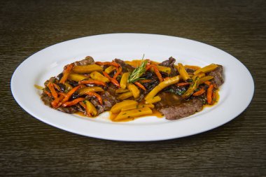 Sığır eti ve kırmızı biber ile makarna