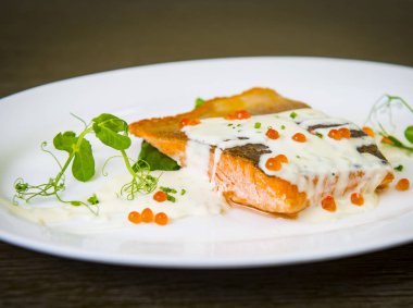 Kırmızı havyar ile krem soslu ızgara somon