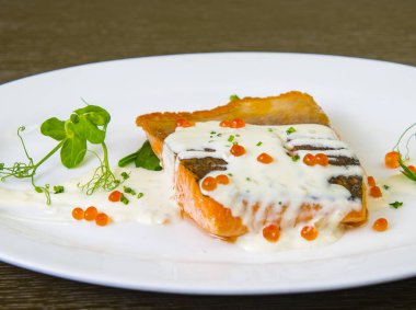 Kırmızı havyar ile krem soslu ızgara somon