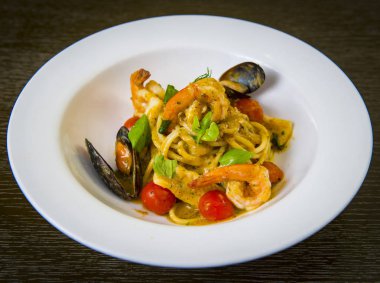 Spagetti deniz ürünleri ve domates ile