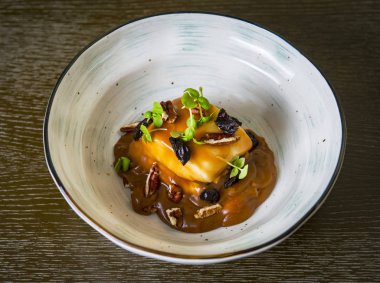 Karamel sos ve kuru erik ile ihale sufle