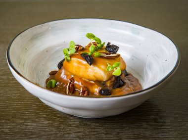 Karamel sos ve kuru erik ile ihale sufle