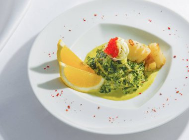 Fried tarak havyar ve ıspanak krem sos ile 