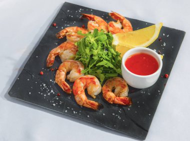 Tatlı biber soslu ızgara kaplan karides