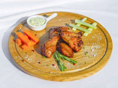 Kızarmış tavuk kanatları mavi peynir sosu havuç ve kereviz ile