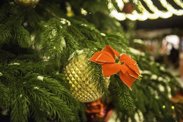 Decorazioni Dell Albero Natale Sui Rami — Foto Stock