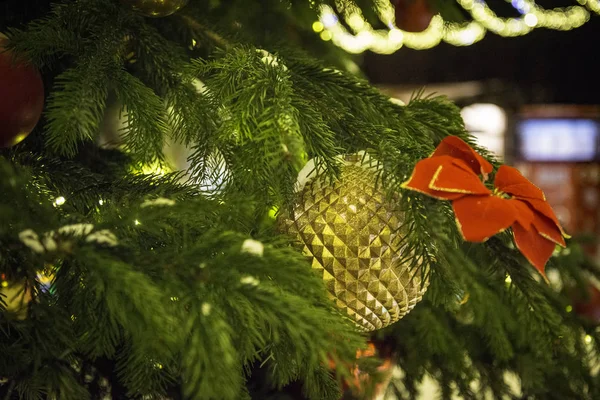 Decorazioni Dell Albero Natale Sui Rami — Foto Stock