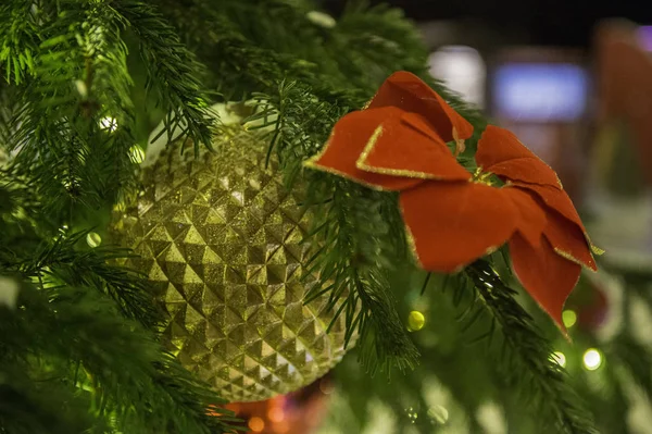 Decorazioni Dell Albero Natale Sui Rami — Foto Stock