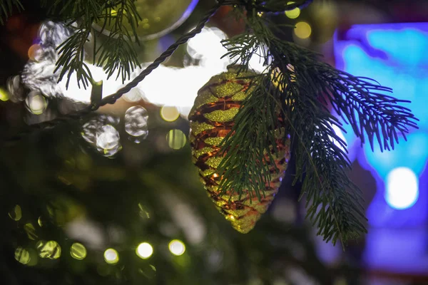 Χριστουγεννιάτικο Δέντρο Διακοσμήσεις Στα Κλαδιά — Φωτογραφία Αρχείου