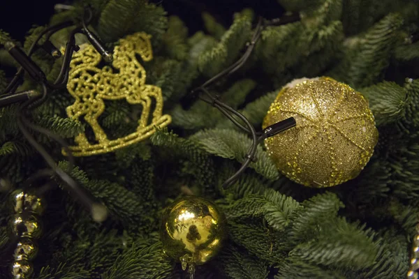 枝上のクリスマス ツリー装飾 — ストック写真