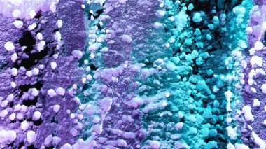 Renkli soyut arka plan. Taşların makro dokusu. Alanı. Sualtı. Beyaz sıçrama ile mor ve parlak mavi renk. Modern poster, baskı, web tasarımı. Yaratıcı ve sıradışı bir zemin. Madde. -Görüntü.