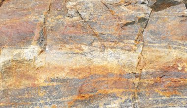 Doğal taş dokusu. Modern arka plan. Görüntü. Poster için tasarla. Soyut arka plan. Siyah, gri, biege, sepya. Yüzeyde delik var. Doğadaki kayaların desenleri ve dokuları. Yakın çekim detay taşı