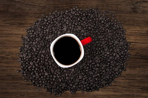 Kırmızı Fincan Kahve Kahve Çekirdekleri Daire Ahşap Üzerine Çevrili — Stok fotoğraf