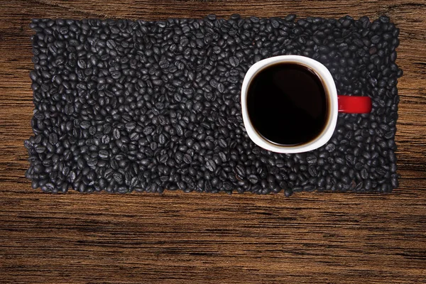 Kırmızı Fincan Kahve Kahve Çekirdekleri Ahşap Bir Masa Üzerinde Oluşturduğu — Stok fotoğraf