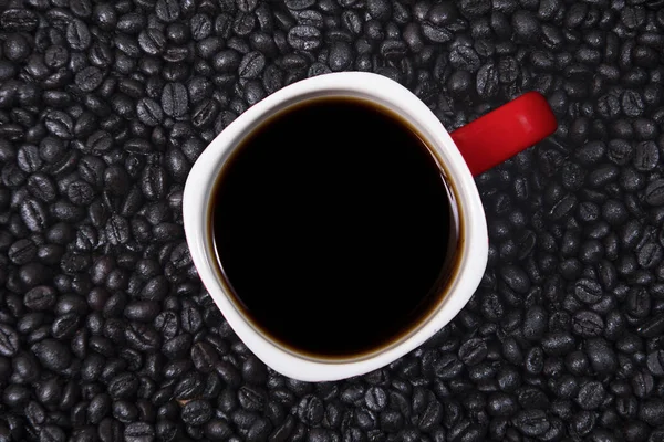 Kahve Fincanı Kahve Çekirdekleri Tarafından Kurulan Arka Plan Üzerinde Yakın — Stok fotoğraf