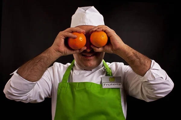 水果卖家用两个橘子在眼前开玩笑 — 图库照片