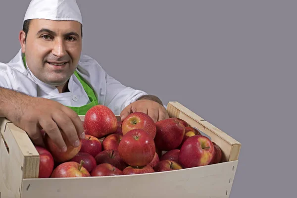 水果销售商与一盒红色苹果 — 图库照片