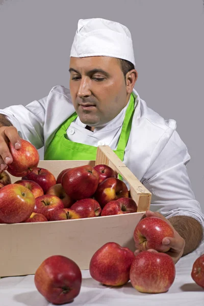 水果销售商把红苹果放在盒子里 — 图库照片