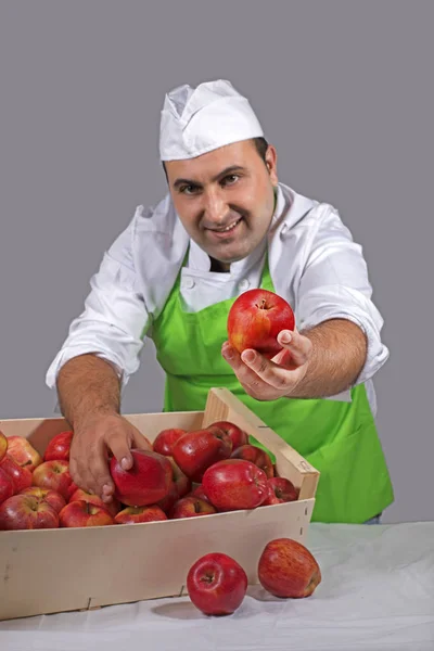 Vendedor Fruta Que Ofrece Una Manzana Roja —  Fotos de Stock