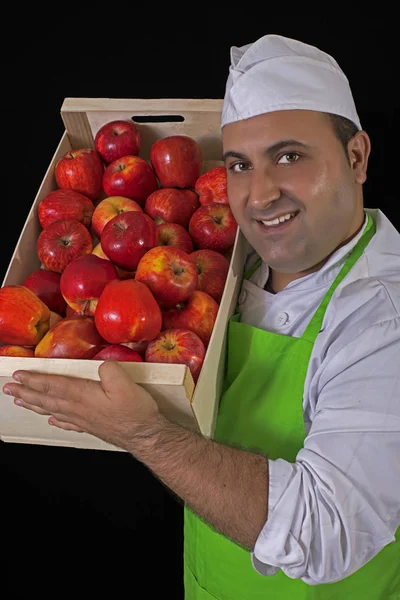 水果销售商与一盒红色苹果 — 图库照片