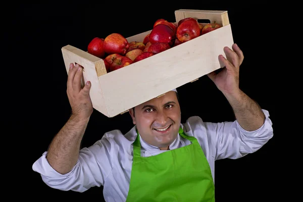 水果小贩头上带着一盒红苹果 — 图库照片