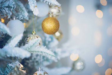 Altın top Noel ağacı. Festival arka plan. Noel ve yeni yıl.