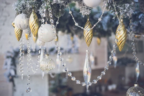 Λευκό Και Χρυσό Διακοσμήσεις Χριστουγέννων Ένα Κλαδί Πεύκου Μια Εορταστική — Φωτογραφία Αρχείου