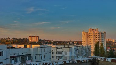 Yalnız Evler Gün Batımını Bekliyor