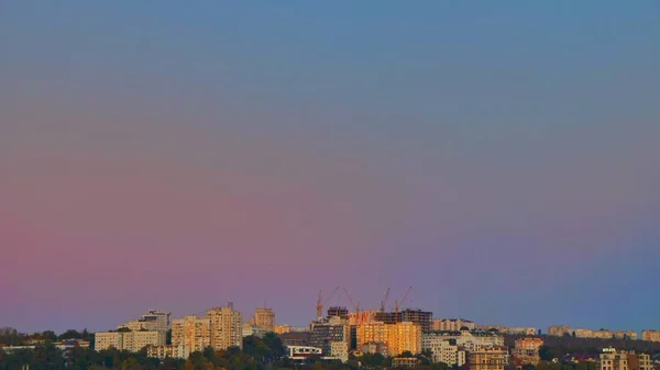 Stad Een Warme Roze Zonsondergang — Stockfoto