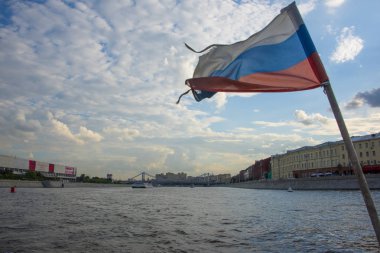 Moskova Nehri üzerinde yırtık bayrak