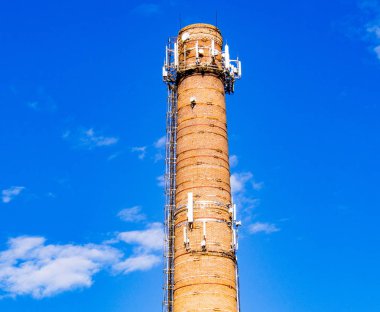 Kazan dairesi mavi gökyüzü karşı tuğla boru