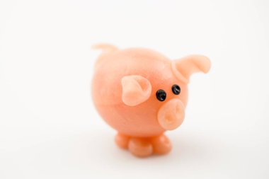 beyaz bir arka plan üzerinde pembe Noel mini domuz