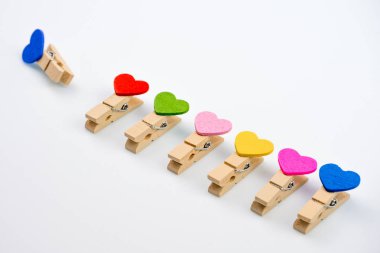  üst üste beyaz bir arka plan üzerinde küçük kıyafetler mandal