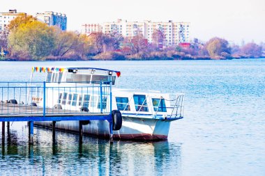 zevk tekne Nehri üzerinde iskelede