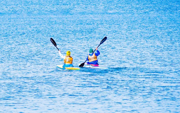 Mujeres Que Navegan Canoa Por Río — Foto de Stock