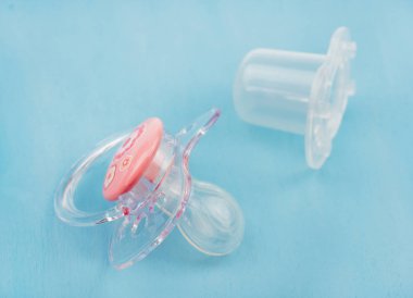 Bebek kurpnom planı mavi bir arka plan üzerinde kukla