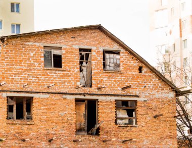 bir yerleşim bölgesinde eski terk edilmiş evde