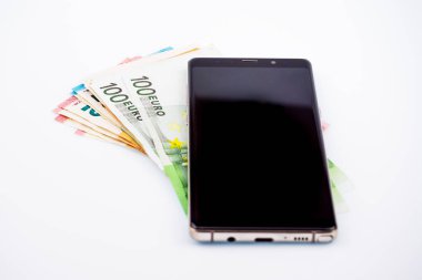 faturaları bir yığın üstüne telefondur