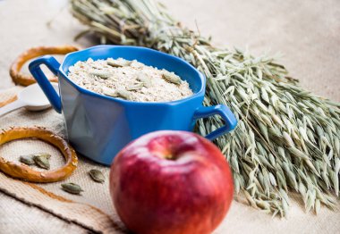 rustik motifi, elma ve yulaf ezmesi closeup kâse, yulaf ve simit