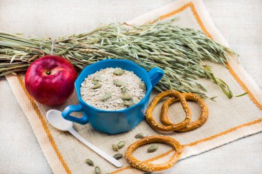 Yulaf, yulaf ezmesi, elma, kraker arka plan kulaklarında closeup rustik arka plan