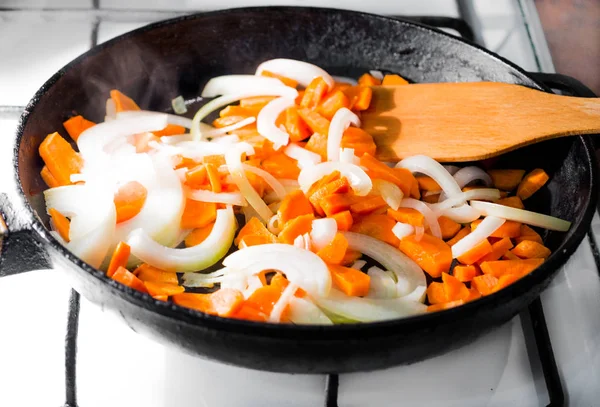 Havuç ve soğan bir tencerede geçen