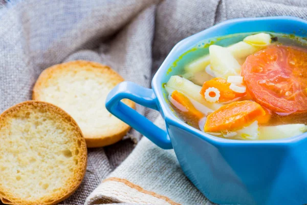 Πιάτο Σούπα Χορτοφάγος Και Κρουτόν Ένα Ύφασμα Ρουστίκ Στιλ Κοντινό — Φωτογραφία Αρχείου