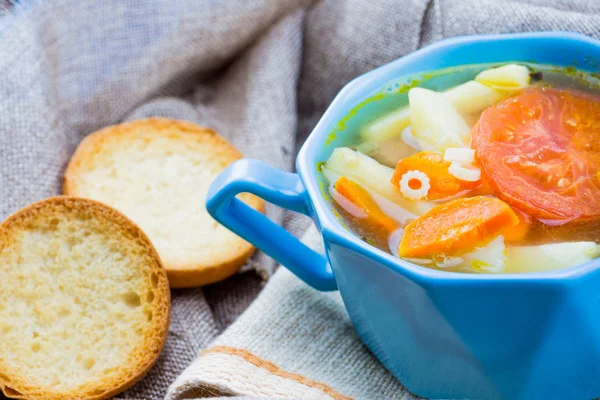 Plaat Van Vegetarische Soep Croutons Een Doek Een Rustieke Stijl — Stockfoto