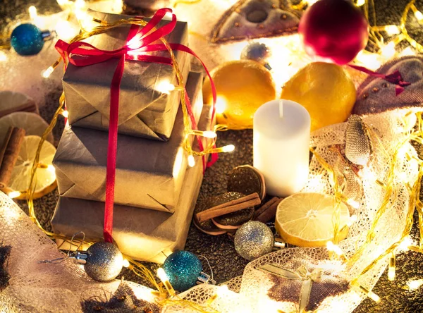Caixas Presente Para Natal Doces Saborosos Biscoitos Tangerina Fundo Guirlandas — Fotografia de Stock