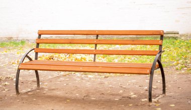 Badanalı bir duvar arka planı sonbaharda yalnız Dükkanı