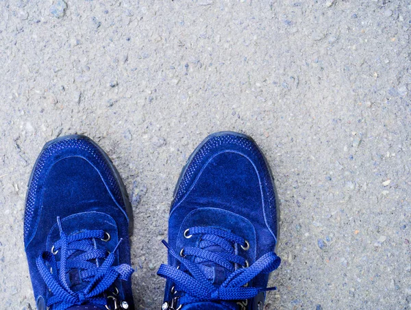 Mocka Blå Sneakers Asfalt Med Ledigt Utrymme Fotot Som Signaturer — Stockfoto