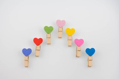 Yaratıcı bebek giysileri mandal beyaz arka plan üzerinde yürekleri