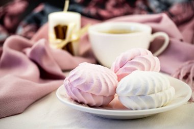 Aralıyor hatmi bir daire içinde belgili tanımlık geçmiş bulanık bir fincan kahve ve bir mum yakın çekim. Bir eşarp yumuşak renk arka plan