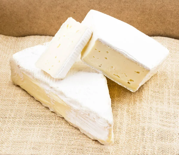 Dijon Brie Queso Trozos Grandes Rodajas Cerca Tela Bandeja Madera —  Fotos de Stock